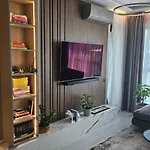 Stylish Loft - Skyline View In Onix