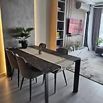 Stylish Loft - Skyline View In Onix