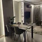 Stylish Loft - Skyline View In Onix *