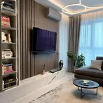 Stylish Loft - Skyline View In Onix