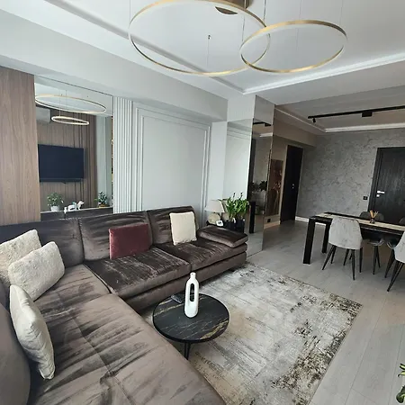 Stylish Loft - Skyline View In Onix