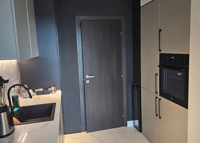 Stylish Loft - Skyline View In Onix