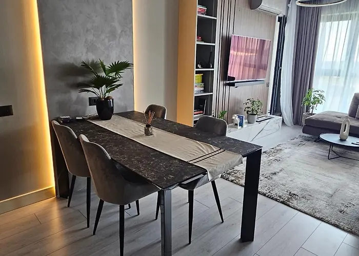 Stylish Loft - Skyline View In Onix