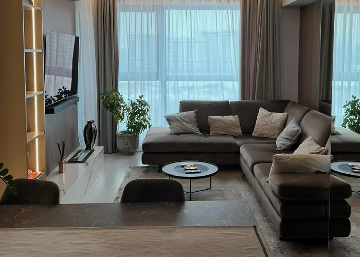 Stylish Loft - Skyline View In Onix