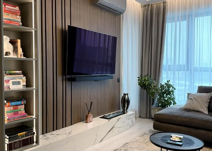 Stylish Loft - Skyline View In Onix