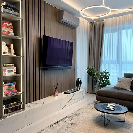 Stylish Loft - Skyline View In Onix